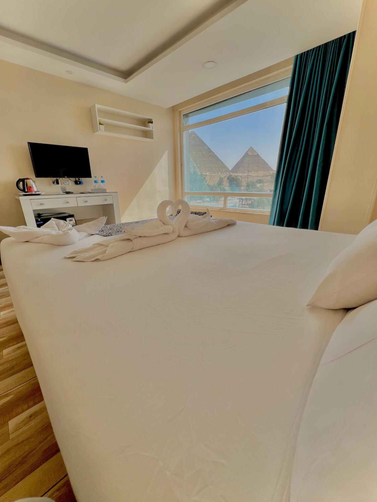 Turquoise Pyramids & Grand Egyptian Museum View Hotel Kafret el-Gabal Buitenkant foto
