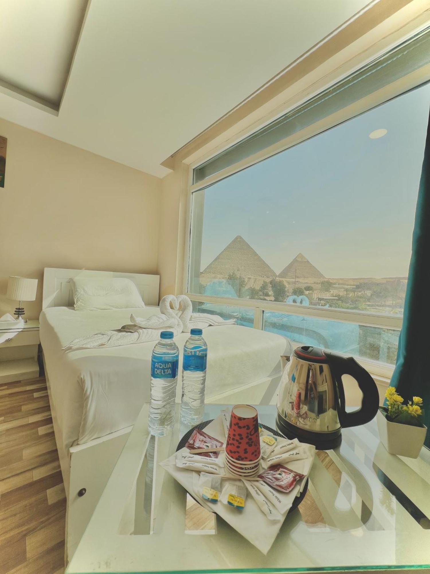 Turquoise Pyramids & Grand Egyptian Museum View Hotel Kafret el-Gabal Buitenkant foto