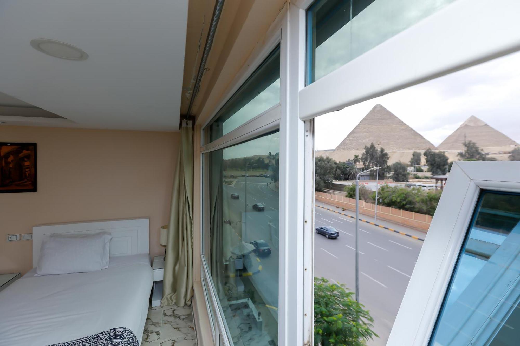 Turquoise Pyramids & Grand Egyptian Museum View Hotel Kafret el-Gabal Buitenkant foto