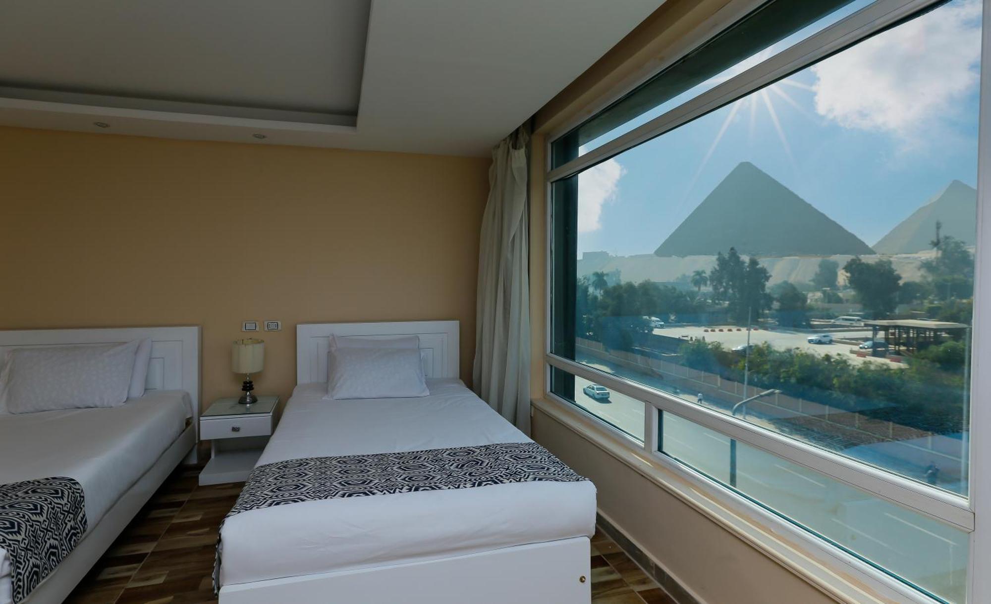 Turquoise Pyramids & Grand Egyptian Museum View Hotel Kafret el-Gabal Buitenkant foto